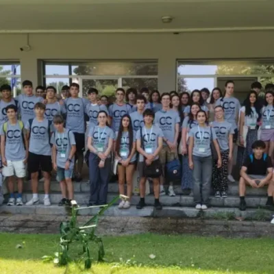 Campus científico de verano dirigido a estudiantes de ESO y Bachillerato que combina talleres, retos y encuentros con investigadores para despertar vocaciones STEM y acercar la ciencia a los grandes desafíos sociales.