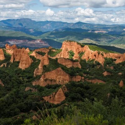 Proyecto de divulgación científica que pone en valor el patrimonio minero romano de León mediante documentales, tecnologías innovadoras y actividades educativas para acercar la ciencia, el territorio y la cultura a la sociedad rural.